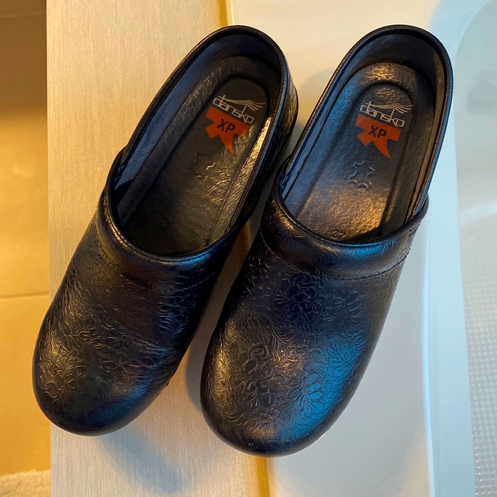 Dansko XP embossed black barely worn clogs size 37